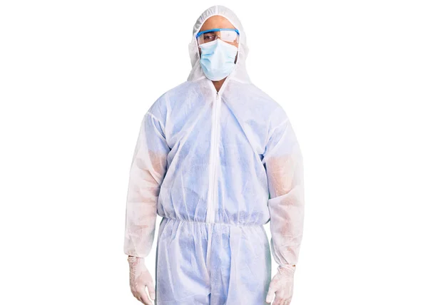 Junger Hispanischer Mann Doktor Schutz Coronavirus Uniform Und Medizinischer Maske — Stockfoto