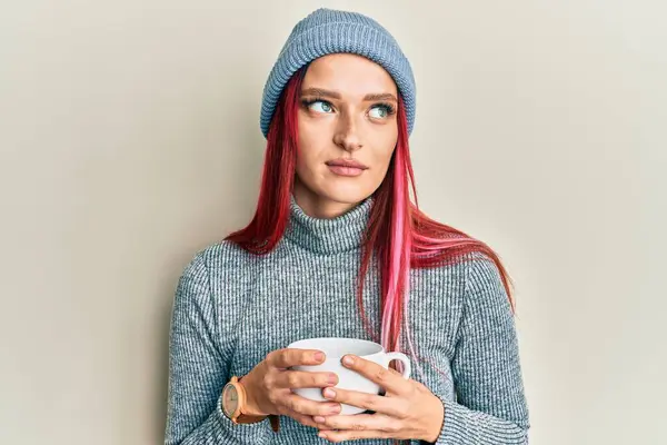 Genç Beyaz Kadın Kış Şapkası Takıyor Bir Fincan Sıcak Kahve — Stok fotoğraf