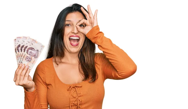 Mulher Hispânica Bonita Segurando Pesos Mexicanos Sorrindo Feliz Fazendo Sinal — Fotografia de Stock