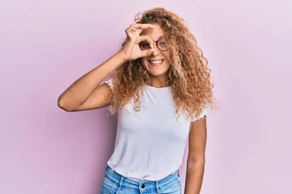Vacker Kaukasiska Tonåring Flicka Bär Vit Shirt Över Rosa Bakgrund — Stockfoto