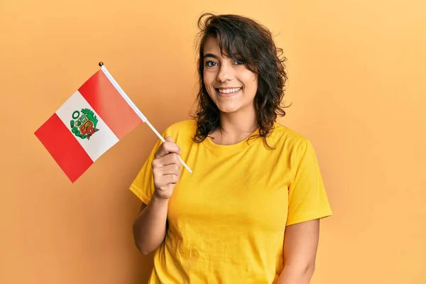 Fiatal Spanyol Kezében Peru Zászló Néz Pozitív Boldog Álló Mosolygó — Stock Fotó