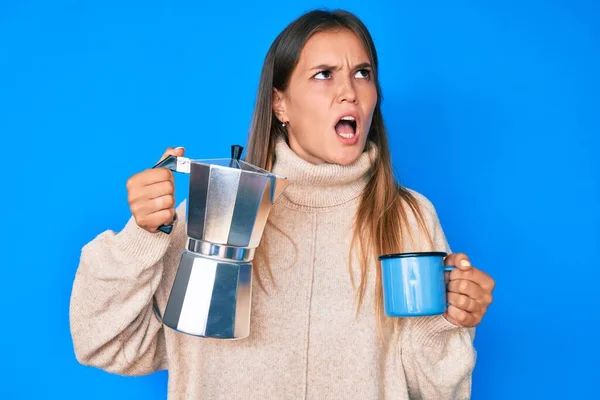 Mooie Blanke Vrouw Drinken Italiaanse Koffie Boos Gek Schreeuwen Gefrustreerd — Stockfoto