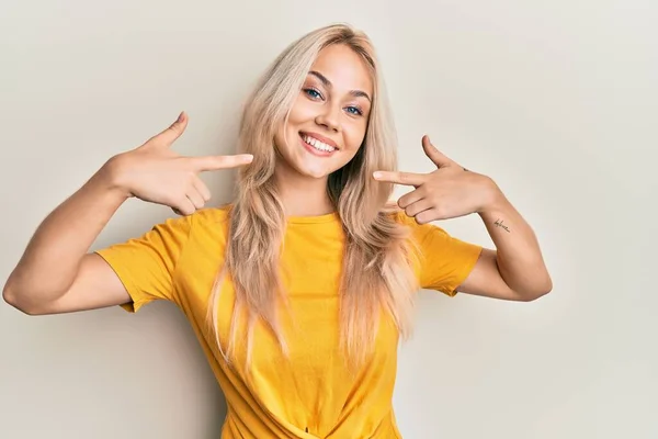 Vacker Kaukasiska Blond Flicka Bär Casual Tshirt Leende Glad Visar — Stockfoto