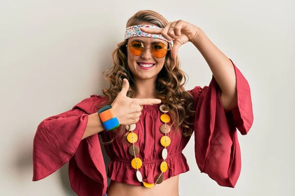 Chica Rubia Joven Vistiendo Estilo Bohemio Hippie Sonriente Haciendo Marco —  Fotos de Stock