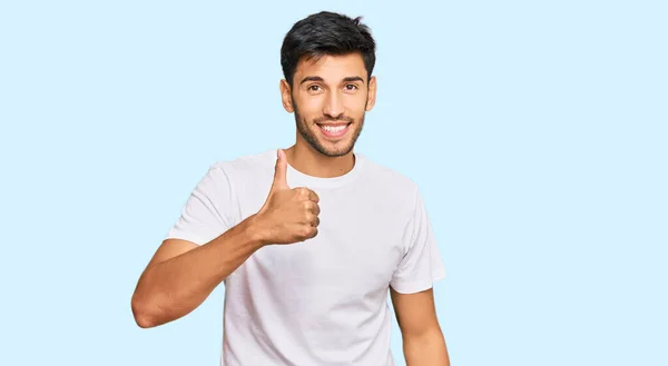 Joven Hombre Guapo Vistiendo Una Camiseta Blanca Casual Haciendo Gesto —  Fotos de Stock