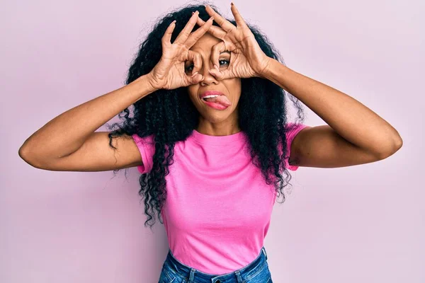 Afro Amerikaanse Vrouw Van Middelbare Leeftijd Die Casual Kleren Draagt — Stockfoto