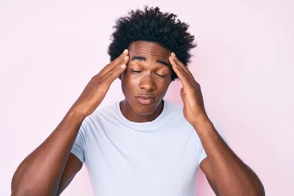 Bonito Afro Americano Com Cabelo Afro Vestindo Roupas Casuais Sofrendo — Fotografia de Stock