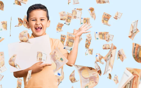 Pequeno Garoto Bonito Segurando Banner Papelão Com Espaço Branco Celebrando — Fotografia de Stock