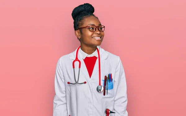 Junge Afrikanisch Amerikanische Frau Arztuniform Und Stethoskop Die Mit Einem — Stockfoto