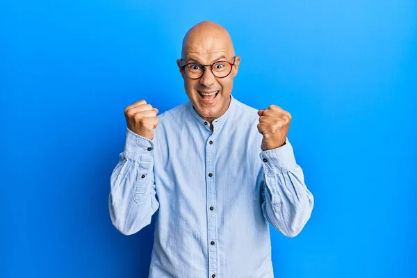 Hombre Calvo Mediana Edad Vistiendo Ropa Casual Gafas Celebrando Sorprendido —  Fotos de Stock