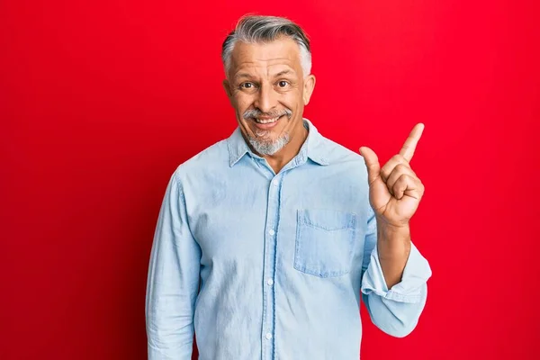 Homem Cabelos Grisalhos Meia Idade Vestindo Roupas Casuais Com Grande — Fotografia de Stock