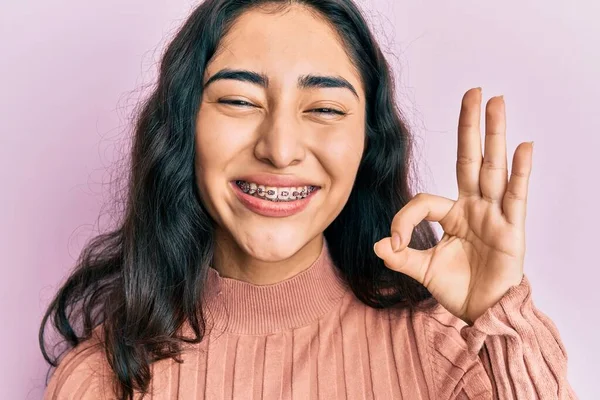 Menina Adolescente Hispânica Com Aparelho Dentário Mostrando Braquetes Ortodônticos Fazendo — Fotografia de Stock