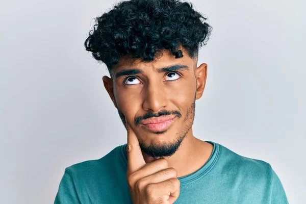 Jovem Árabe Bonito Homem Vestindo Roupas Casuais Rosto Sério Pensando — Fotografia de Stock