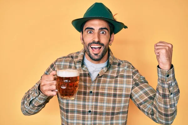 Snygg Hispanic Man Med Skägg Bär Oktoberfest Hatt Dricka Skriker — Stockfoto