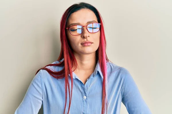Giovane Donna Caucasica Indossa Abiti Casual Occhiali Con Mano Sullo — Foto Stock