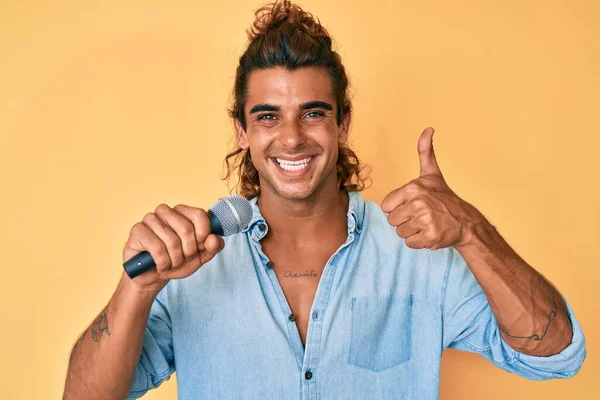 Ung Latinamerikansk Man Sjunger Sång Med Mikrofon Ler Glad Och — Stockfoto