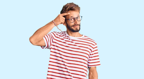 Hombre Guapo Rubio Con Barba Vistiendo Ropa Casual Gafas Apuntando — Foto de Stock