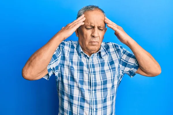 高齢のヒスパニック系の男性の頭の上に手でカジュアルな服を着て 頭痛の種のため ストレス 片頭痛 — ストック写真