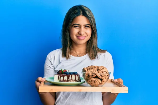 Jeune Femme Latine Tenant Des Gâteaux Bonbons Biscuits Expression Vide — Photo