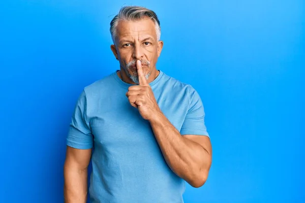 Uomo Mezza Età Dai Capelli Grigi Che Indossa Abiti Casual — Foto Stock