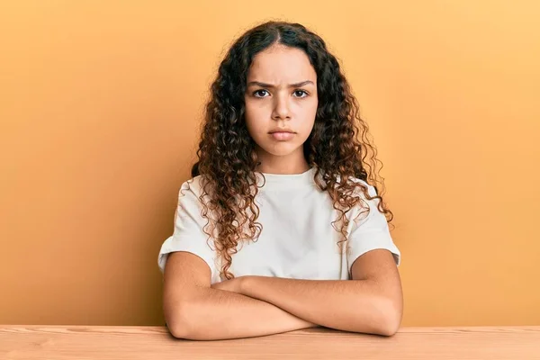 Tiener Latijns Amerikaans Meisje Draagt Casual Kleding Zittend Tafel Sceptisch — Stockfoto