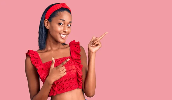 Jovem Afro Americana Vestindo Roupas Casuais Verão Sorrindo Feliz Apontando — Fotografia de Stock