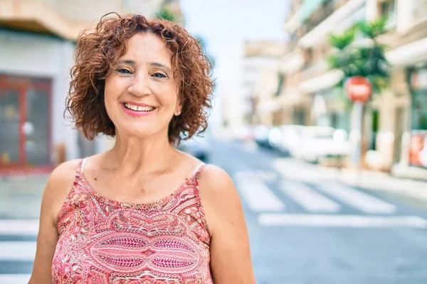 Mujer Mediana Edad Sonriendo Feliz Caminando Calle Ciudad — Foto de Stock