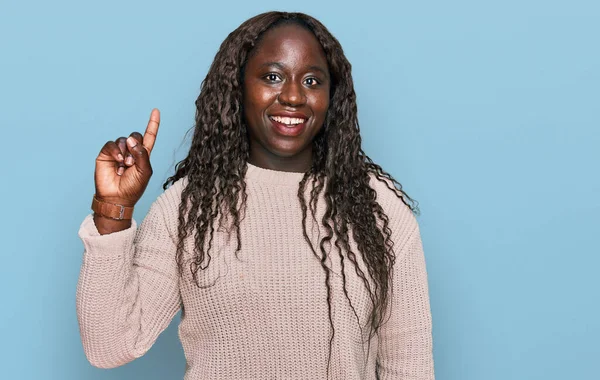 Jovem Mulher Africana Vestindo Camisola Inverno Apontando Dedo Para Cima — Fotografia de Stock