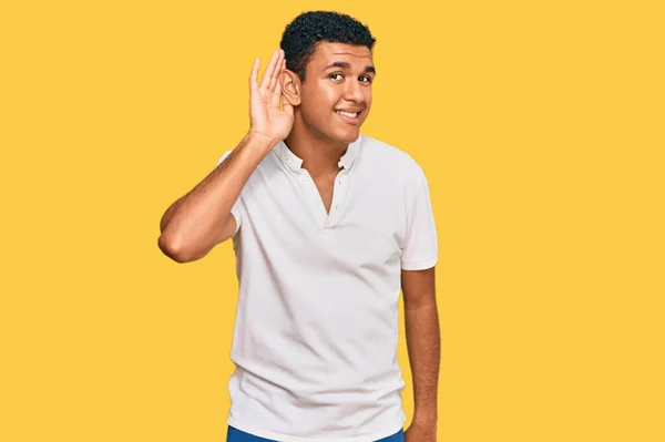 Mladý Arabský Muž Neformálních Šatech Usmívající Rukou Přes Ucho Naslouchající — Stock fotografie