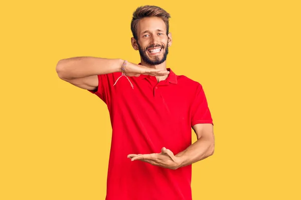 Bonito Homem Loiro Com Barba Vestindo Roupas Casuais Gestos Com — Fotografia de Stock