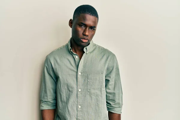 Jeune Homme Afro Américain Portant Des Vêtements Décontractés Sceptiques Nerveux — Photo
