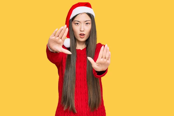 Jovem Chinesa Usando Chapéu Natal Fazendo Parar Gesto Com Mãos — Fotografia de Stock