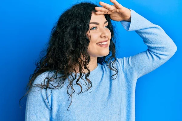 Junge Brünette Frau Mit Lockigem Haar Lässiger Kleidung Sehr Glücklich — Stockfoto