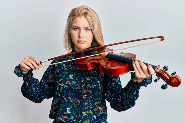 Jovem Loira Tocando Violino Deprimido Preocupado Com Angústia Chorando Com — Fotografia de Stock