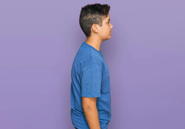 Adolescente Hispânico Menino Vestindo Roupas Casuais Olhando Para Lado Relaxar — Fotografia de Stock
