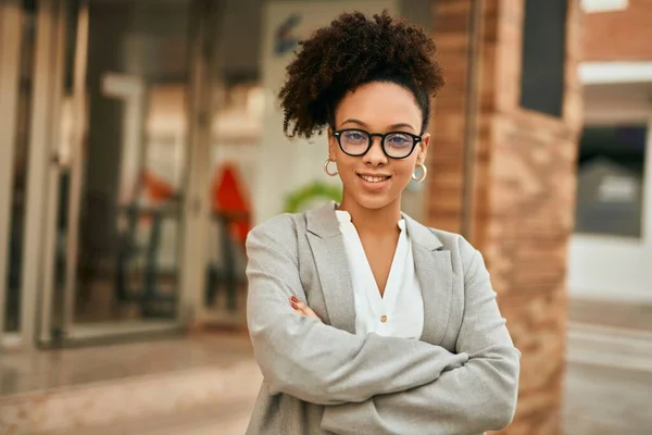 Young African American Businesswoman Arms Crossed Standing City — Stock Photo, Image