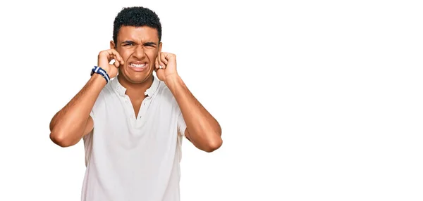年轻的阿拉伯男子穿着休闲装 用手指捂住耳朵 对嘈杂的音乐感到恼怒 聋人概念 — 图库照片
