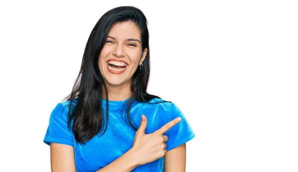 Jonge Spaanse Vrouw Draagt Casual Kleding Vrolijk Met Een Glimlach — Stockfoto