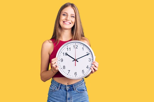 Jovem Bela Mulher Loira Segurando Grande Relógio Olhando Positivo Feliz — Fotografia de Stock