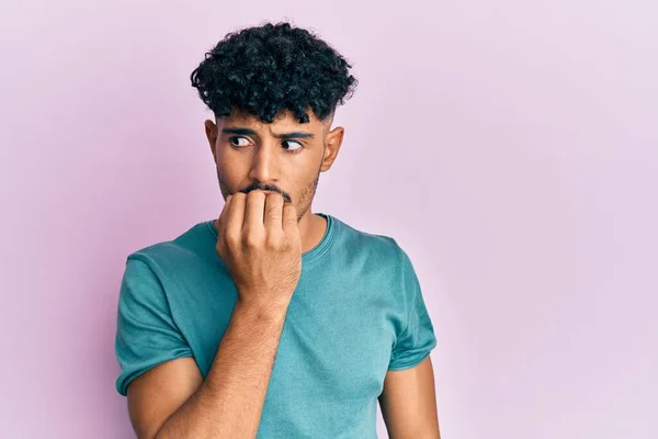 Homem Bonito Árabe Jovem Vestindo Roupas Casuais Olhando Estressado Nervoso — Fotografia de Stock