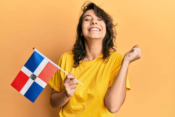 Junge Hispanische Frau Hält Dominikanische Republik Flagge Schreiend Stolz Feiert — Stockfoto