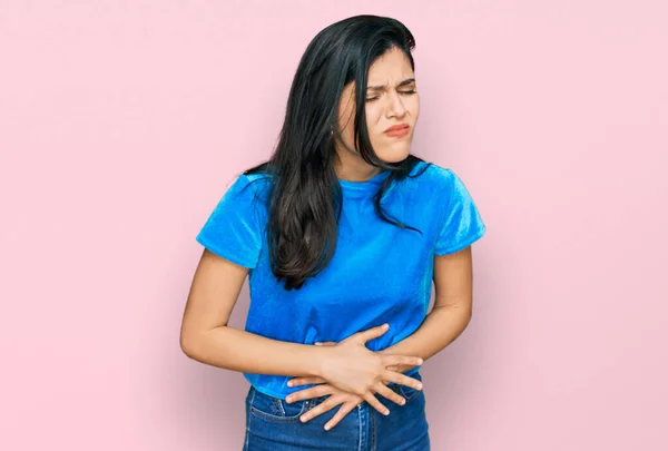 Mujer Hispana Joven Usando Ropa Casual Con Mano Estómago Porque — Foto de Stock