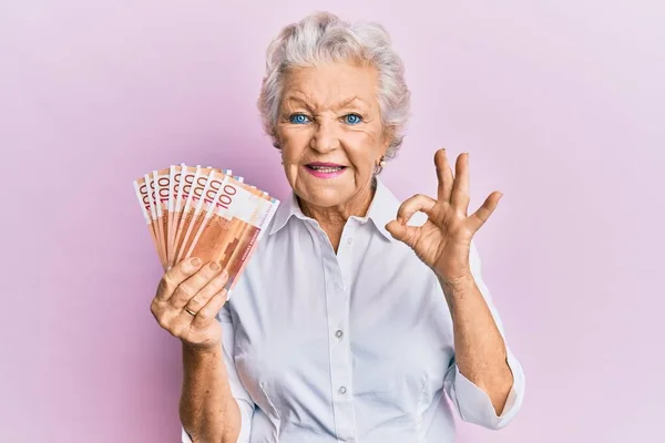 Femme Âgée Aux Cheveux Gris Tenant 100 Billets Couronne Norvégienne — Photo