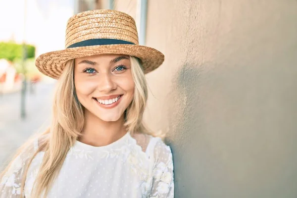 Beyaz Tenli Genç Turist Kız Gülümsüyor Şehrin Duvarına Yaslanmış Mutlu — Stok fotoğraf