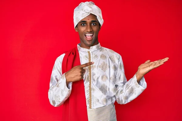 Bonito Homem Indiano Vestindo Roupas Saree Sherwani Tradição Espantado Sorrindo — Fotografia de Stock