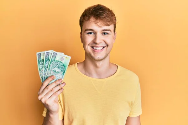 Jonge Blanke Man Met Poolse Zloty Bankbiljetten Die Positief Gelukkig — Stockfoto