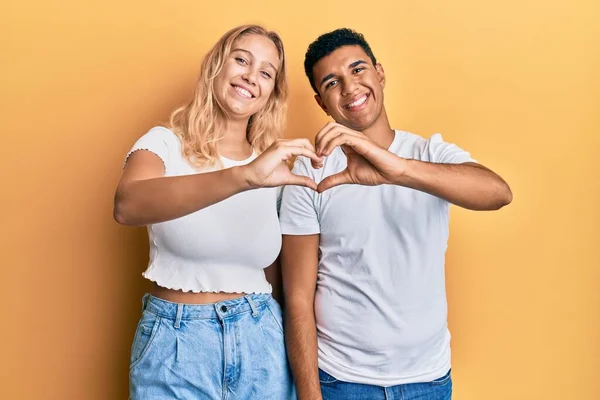 Jeune Couple Interracial Portant Shirt Blanc Décontracté Souriant Amour Faisant — Photo
