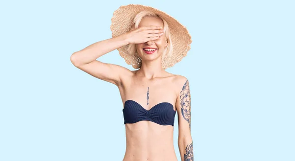 Mujer Rubia Joven Con Tatuaje Usando Bikini Sombrero Verano Sonriendo — Foto de Stock