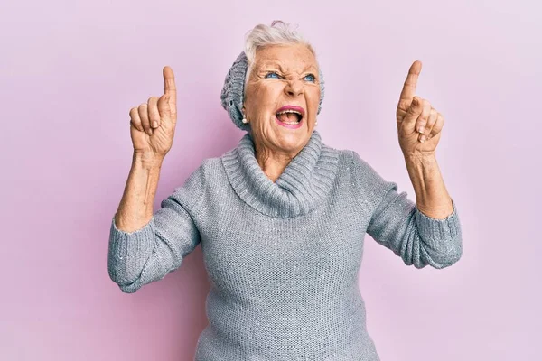 Senior Mujer Pelo Gris Señalando Hacia Arriba Con Los Dedos —  Fotos de Stock