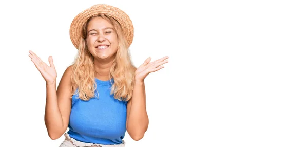 Ung Blond Flicka Bär Sommar Hatt Firar Galen Och Galen — Stockfoto